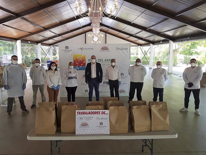 El alcalde de Los Palacios, Juan Manuel Valle, se reúne con restauradores de la 'Ruta del arroz'