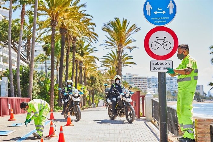 Señalización que está poniendo en marcha Marbella durante la desescalada para facilitar el tránsito de ciclistas y deportistas