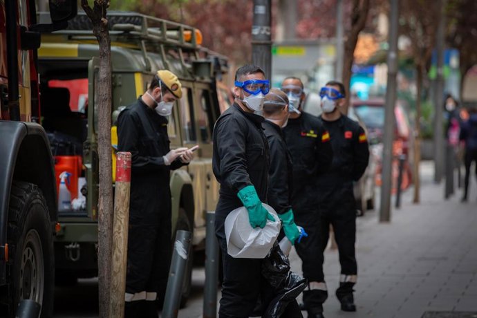 Militares de la UME preparados para la desinfección de una residencia, a 3 de abril de 2020 (ARCHIVO)