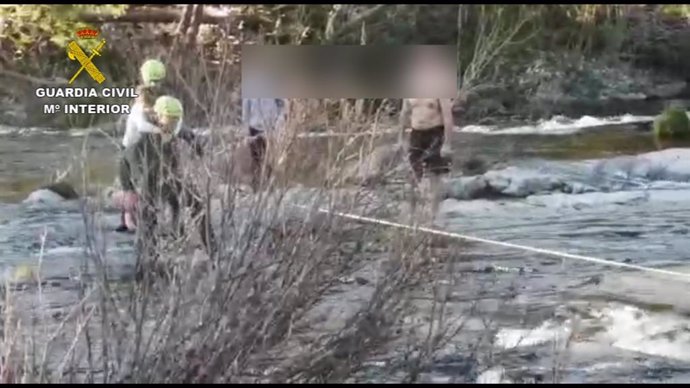 Una imagen del rescate de los niños en el río Tormes.