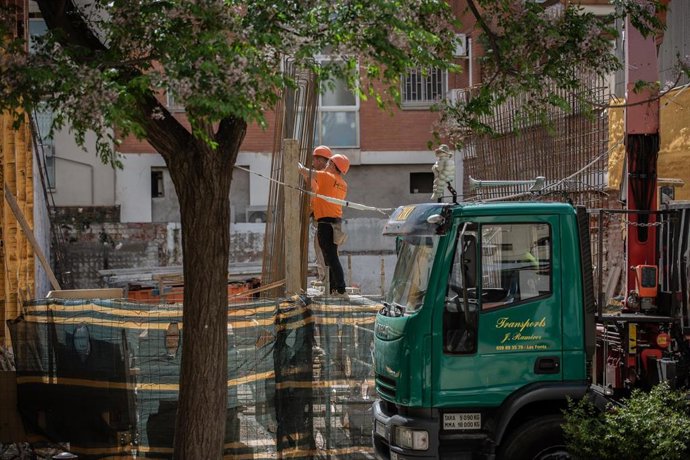 Dos operarios trabajan en la obra de un edificio durante el día 45 del estado de alarma decretado por el Gobierno por la pandemia del Covid-19, en Barcelona/Catalunya (España) a 28 de abril de 2020.