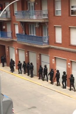Agentes de la Guardia Civil, durante la redada en Almacelles, Lleida, este 8 de mayo del 2020