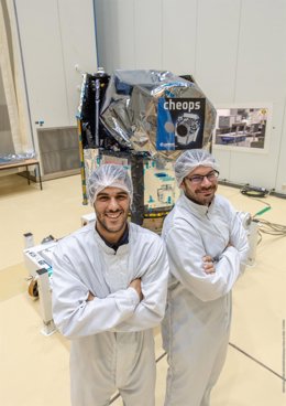 El ingeniero valenciano Vicente Valero (izq.) en la misión Cheops de la ESA