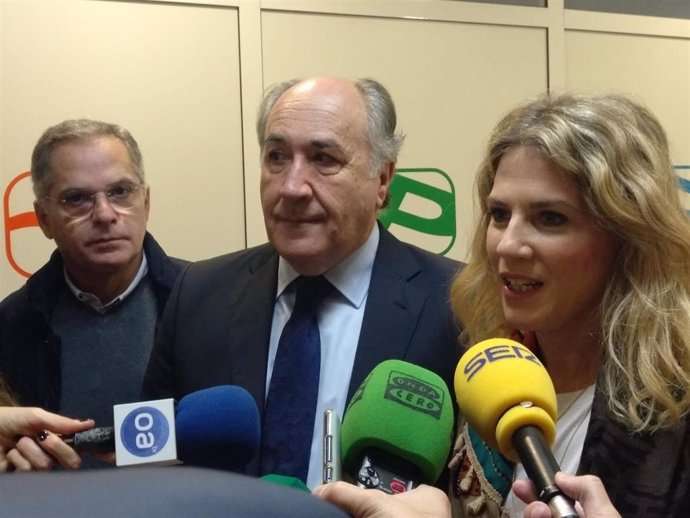 Ana Mestre atiende a la prensa junto a José Ignacio Landaluce en Algeciras