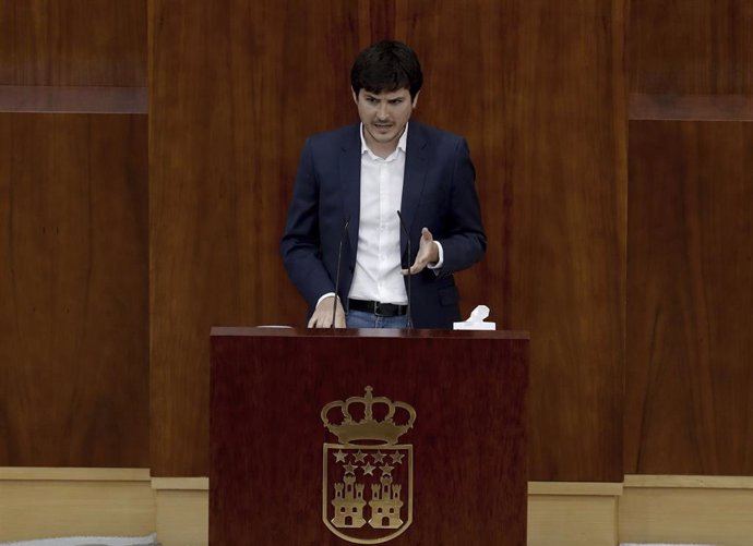 El portavoz de Más Madrid, Pablo Gómez Perpiny, en el pleno de este miércoles de la Asamblea de Madrid. Archivo.