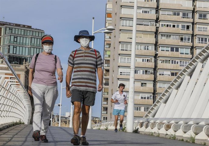 Personas paseando en el primer día de salida en Valencia tras 48 días en casa por el coronavirus, en que los adultos pueden salir a pasear y a hacer deporte, en  Valencia / Comunidad Valencia (España), a 2 de mayo de 2020.