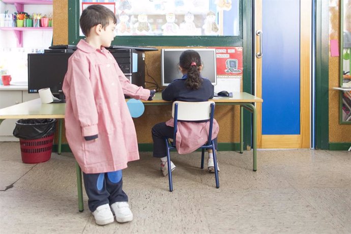 Dos escolares en un centro de educación infantil de Madrid.