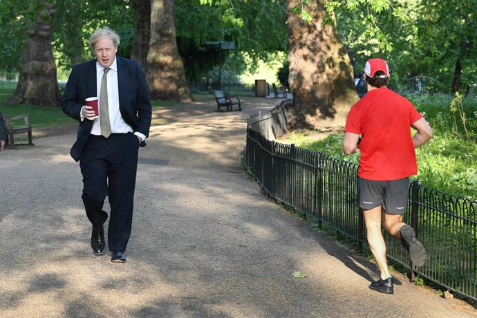 Boris Johnson paseando por el parque Saint James en Londres