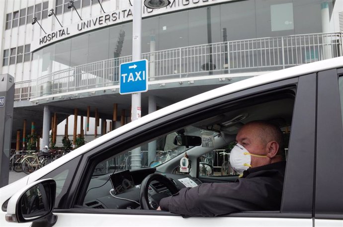 Un taxista aparca al lado del Hospital Universitario Miguel Servet en el tercer día laborable del estado de alarma por coronavirus en Zaragoza, Aragón (España), a 18 de marzo de 2020.