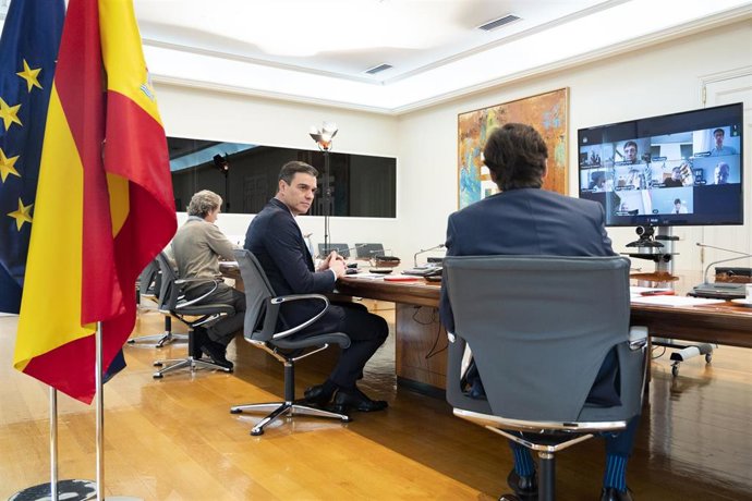 El director del Centro de Coordinación de Alertas y Emergencias Sanitarias, Fernando Simón, el presidente del Gobierno, Pedro Sánchez, y el ministro de Sanidad, Salvador Illa.