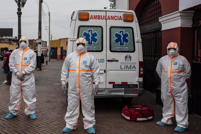 Personal sanitario junto a una ambulancia en Perú. 