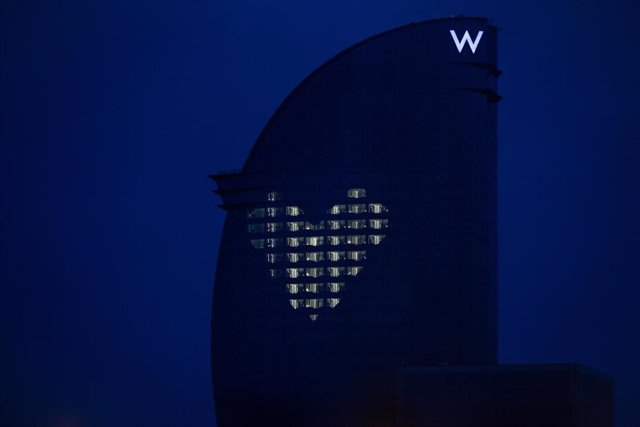 El Hotel W Barcelona se ilumina cada noche con un corazón.