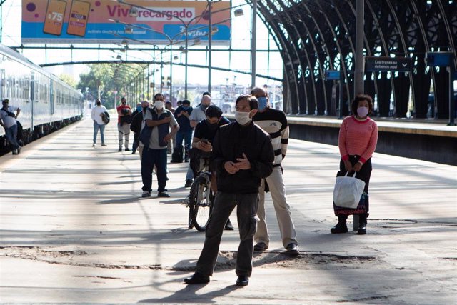 Varias personas con mascarilla en Buenos Aires. 