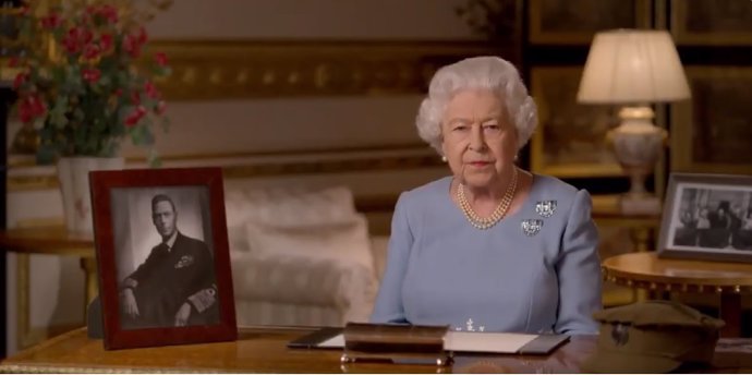 La reina Isabel II se dirige a la nación con motivo del 75 aniversario del fin de la II Guerra Mundial.