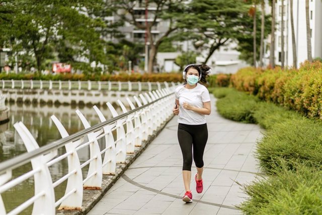 Mujer haciendo deporte en tiempos del coronavirus.