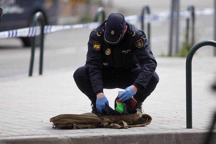 Un Policía Nacional registra la mochila de un hombre que se encontraba en las inmediaciones del Palacio de Hielo de Madrid 