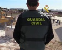 Trasladada a la UCI una persona atrapada entre dos planchas de mármol en Cantoria (Almería)