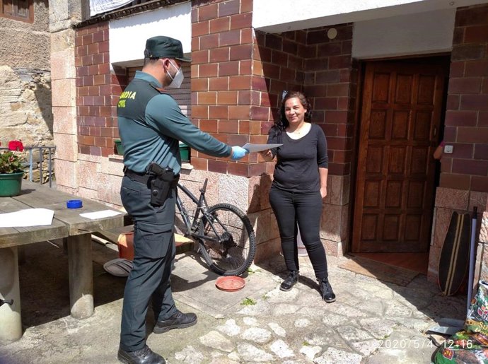 Imagen de la Guardia Civil repartiendo materiales en la zona rural.