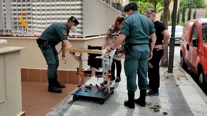 La Guardia Civil entrega material de rehabilitación, comida, medicamentos y material escolar en diversos núcleos rurales.