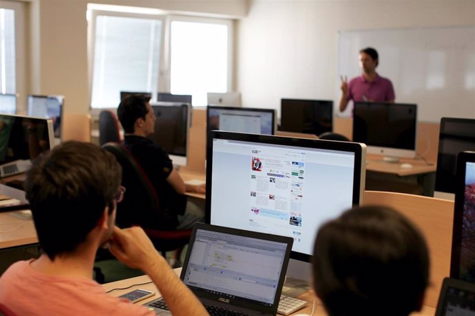 Alumnos de la Universidad de Jaén, en un aula con ordenadores.