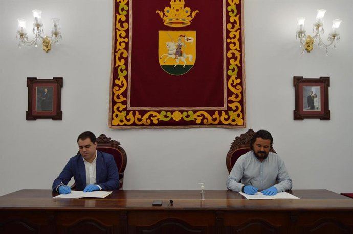 Juan M Cornejo (PSOE) y Fernando Macías (IU) firman acuerdo de Presupuestos de Medina Sidonia