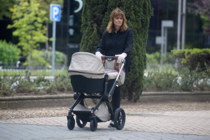 Toñi Moreno sale a pasaer con su hija Lola