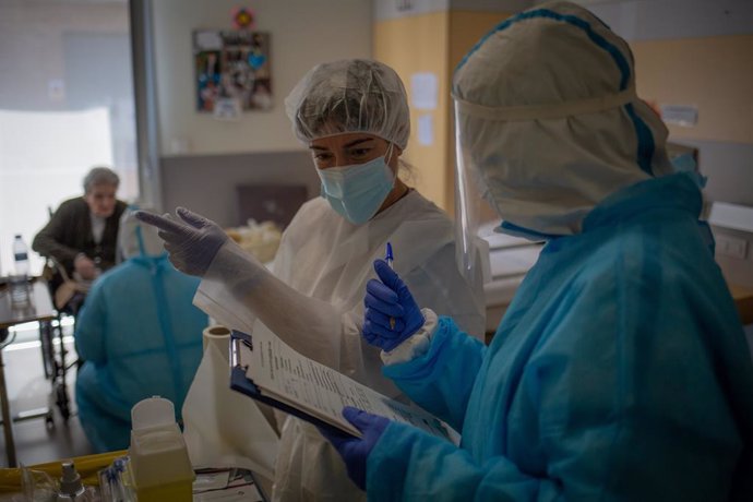 Voluntarios de la ONG Proactiva Open Arms en la Residencia Geriátrica Redós de Sant Pere de Ribes donde están realizando tests rápidos de Covid-19 a residentes y trabajadores sanitarios dentro de un ensayo clínico realizado a trabajadores de centros de 