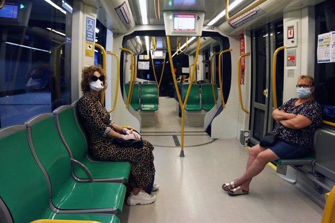 Viajeros con mascarillas en el metro de Málaga durante la fase 0 de la desescalada del Gobierno en el inicio de la semana 8 del estado de alarma decretado por el coronavirus. En Málaga (Andalucía, España), a 04 de mayo de 2020.