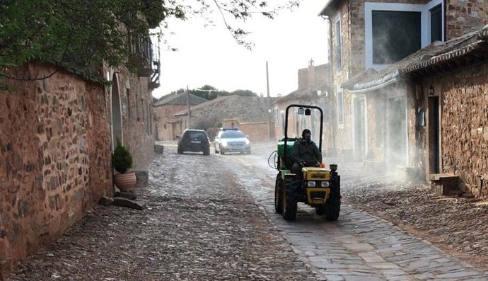 Imagen de la labor voluntaria de uno de los trabajadores de la BRIF de Tabuyo (León) en la desinfección de una localidad.
