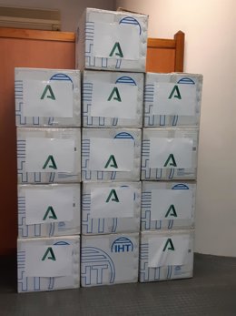 Cajas llenas de mascarillas en la Delegación del Gobierno andaluz en Málaga.