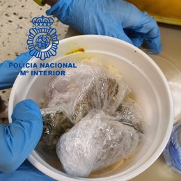 La Policía Nacional detiene a tres personas a punto de enviar 220 gramos de marihuana a través de una empresa de reparto de comida