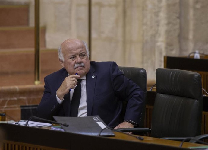 El consejero de Salud y Familias, Jesús Aguirre, durante la sesión de control al gobierno con preguntas de los grupos al presidente. En el Parlamento de Andalucía Sevilla (Andalucía, España), 06 de mayo de 2020.