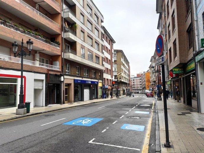 Avenida del Cristo, calles de Oviedo vacías durante el estado de alarma por la pandemia del coronavirus.