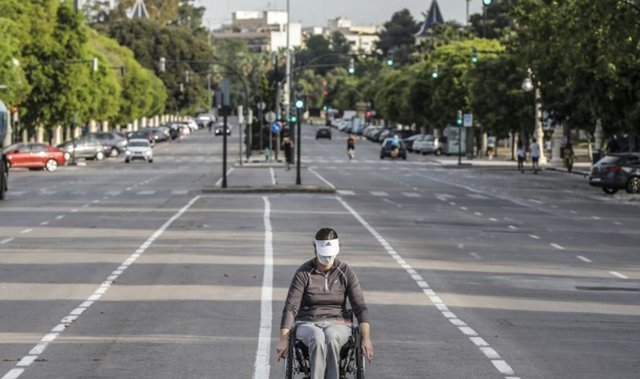 Una mujer en  València durante la crisis del coronavirus