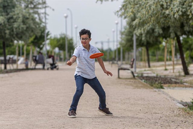 Isaac, de diez años y con síndrome de Down, juega al frisbee en las inmediaciones de su domicilio durante las horas que los niños tienen permitido salir a jugar a la calle durante la fase 0 de la desescalada. En Madrid (España), a 7 de mayo de 2020.