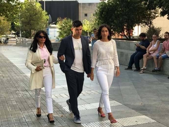 Maria Edite Santos, a la izquierda, al lado de su hijo Javier, que reclama ser reconocido como hijo de Julio Iglesias