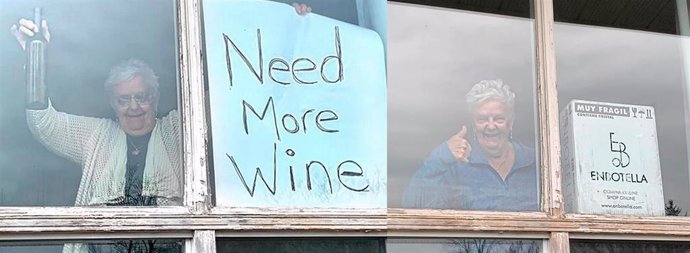 La canadiense Annette Muller, de 82 años, recibe un paquete con seis botellas de vino enviadas desde Zaragoza, tras la foto viral que le hizo su hija con un cártel en el que le pedía que le comprara vino durante el confinamiento.