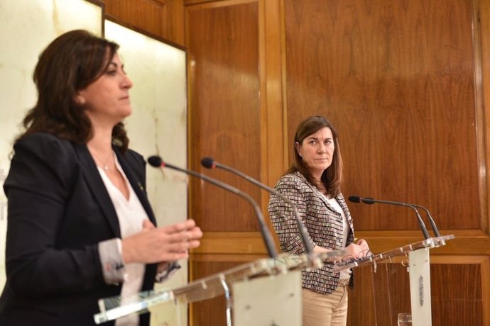 La presidenta del Gobierno de La Rioja, Concha Andreu, y la consejera de Salud, Sara Alba