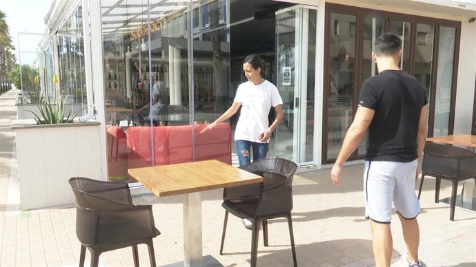 Local con terraza en la playa de la Malvarrosa se preparara para su apertura