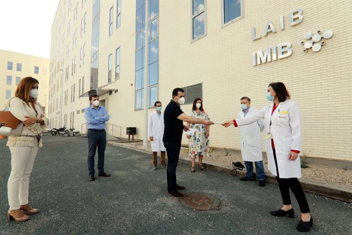 Momento de la donación al IMIB