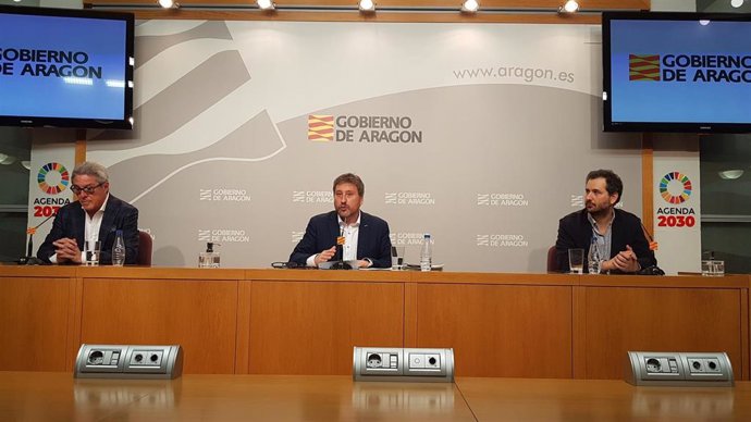 El consejero de Vertebración del Territorio, Movilidad y Vivienda del Gobierno de Aragón, José Luis Soro, el director general de Transportes Gregorio Briz, y el director gerente del CTAZ, Juan Ortiz