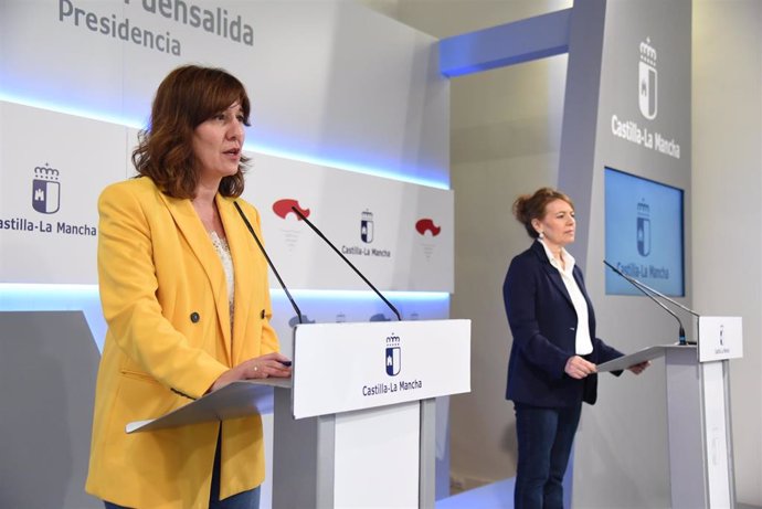 La portavoz del Gobierno, Blanca Fernández, y la consejera de Bienestar Social, Aurelia Sánchez.