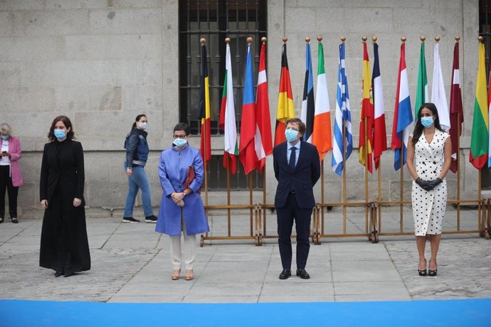 La presidenta de la Comunidad de Madrid, Isabel Díaz Ayuso, la ministra de Exteriores, Arancha González Laya, el alcalde de la capital, José Luis Martínez-Almeida, la vicealcaldesa, Begoña Villacís, en el acto de homenaje por el Día de Europa en Madrid.