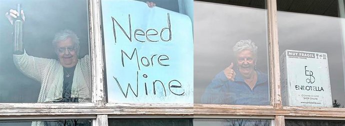 La canadiense Annette Muller, de 82 años, recibe un paquete con seis botellas de vino enviadas desde Zaragoza, tras la foto viral que le hizo su hija con un cártel en el que le pedía que le comprara vino durante el confinamiento.