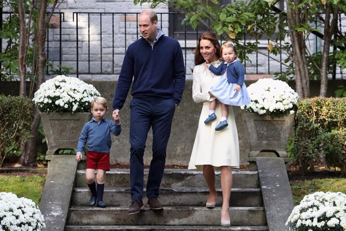 George, Charlotte y Louis, los hijos de los Duques de Cambridge, se suman al aplauso a los sanitarios