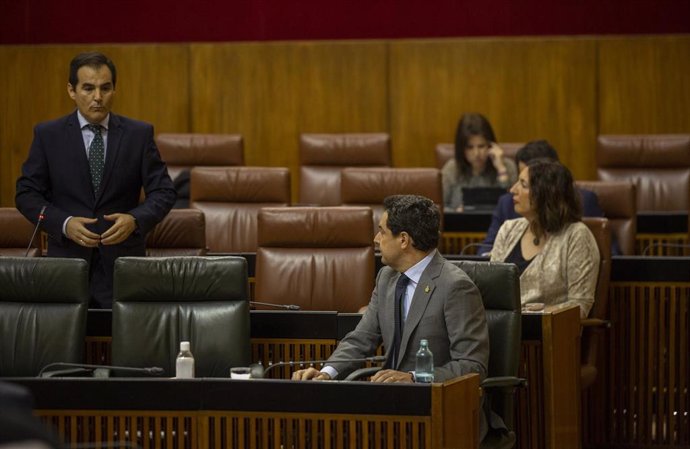 El portavoz del grupo parlamentario popular, José Antonio Nieto (i), durante su intervención en la sesión de control al gobierno con preguntas al presidente de la Junta (d). En el Parlamento de Andalucía (Sevilla, Andalucía), 06 de mayo de 2020.