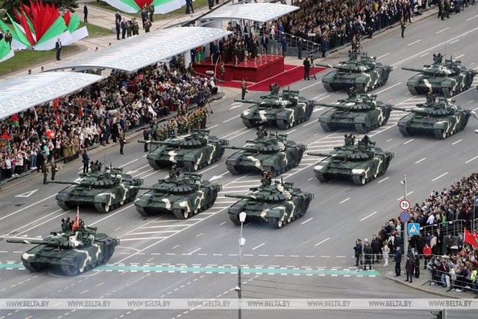 Desfile de la Victoria con carros de combate en Minsk, Bielorrusia