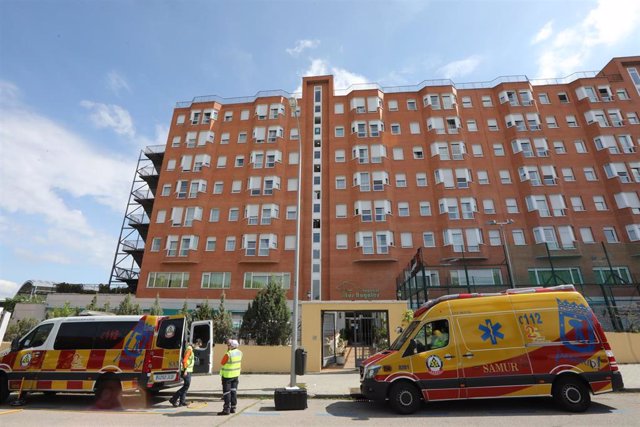 Personal sanitario del Samur-Protección Civil de la Comunidad de Madrid en la puerta de la Residencia Los Nogales Club Imperial con varias ambulancias, durante el día 41 de confinamiento por la crisis sanitaria en el país, en Madrid (España), a 24 de abri