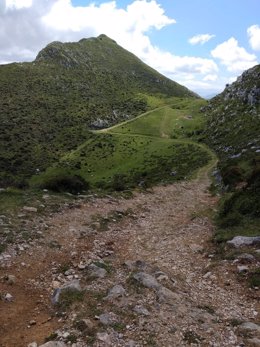 Ruta de senderismo en Asturias, subida al Monsacro, en el concejo de Morcín, turismo activo.