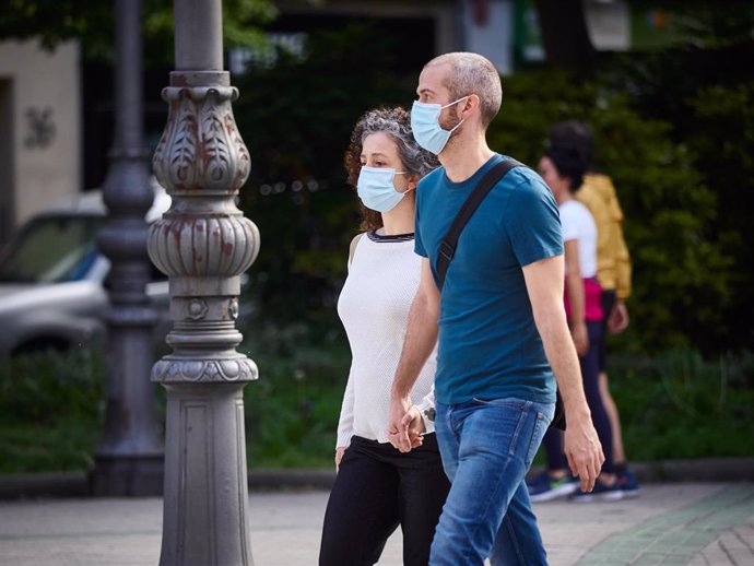 Una pareja camina con mascarillas para protegerse del coronavirus durante el día 54 del estado de alarma en Pamplona / Navarra (España), a 7 de mayo de 2020.